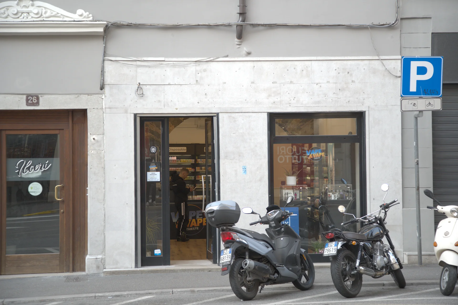 Vape and Vape — vetrina Corso Italia