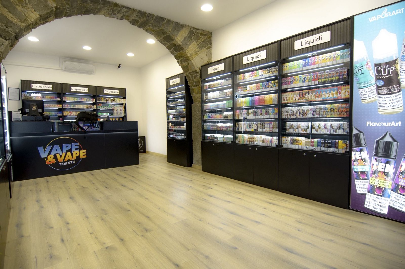 Interno negozio Vape and Vape — bancone